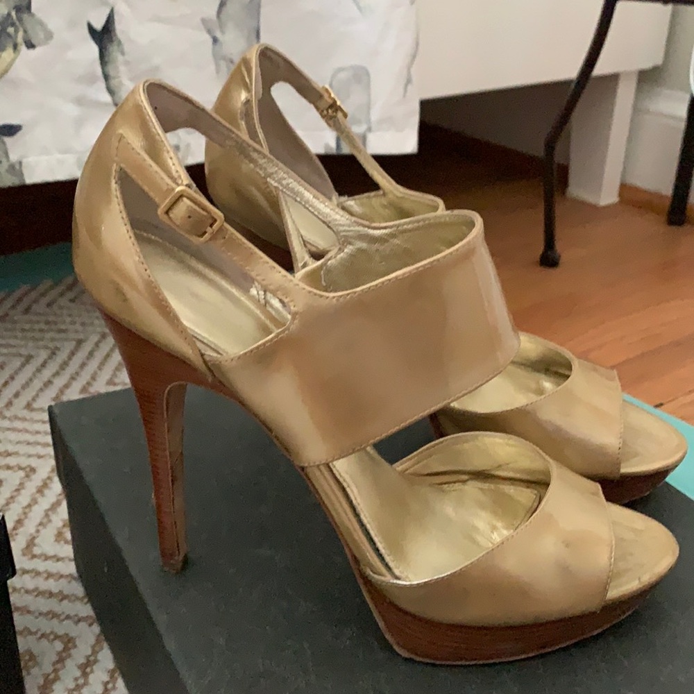Via spiga beige/gold patent leather heels